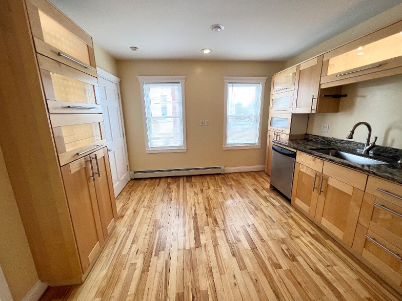 Building Photo - 13 Messenger St