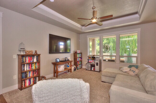 Building Photo - Beautiful Custom Home in Great Location