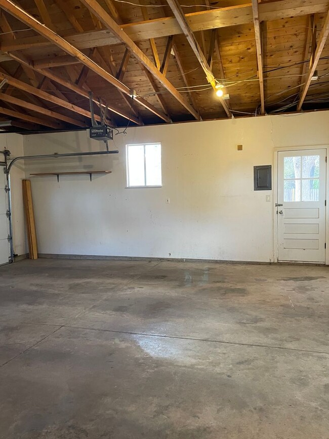 Building Photo - STUDENTS WELCOME! Spacious Ranch Home in N...