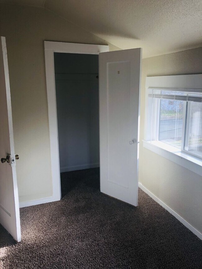 Building Photo - *683-685 High St