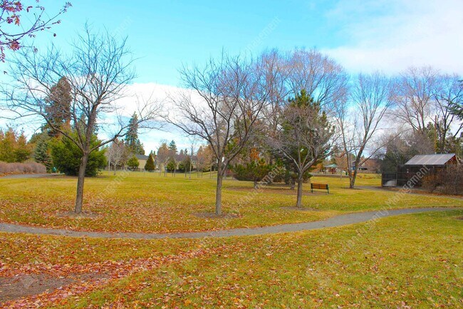 Building Photo - Spacious 3 BR w/ all wood floors and great midtown Bend location