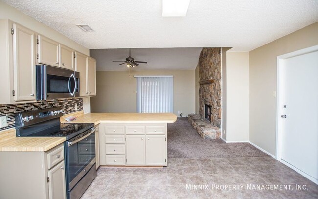 Building Photo - 4701 Country Club Dr