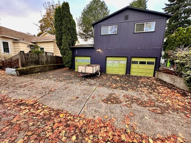 Building Photo - 127 SE 30th Pl