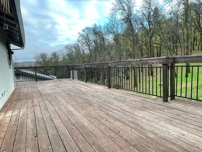 Building Photo - 3 bedroom 3 bath plus a large room downstairs in Lake Wildwood, Penn Valley, CA