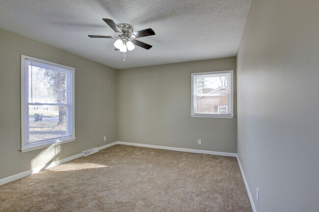 Building Photo - Three Bedroom Home Close to Ft. Campbell