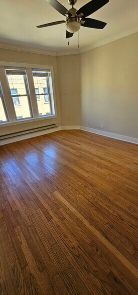 Primary Photo - 3824 N Greenview Ave