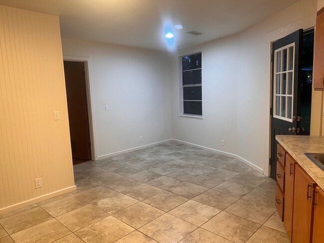 Building Photo - 302 Dallas St