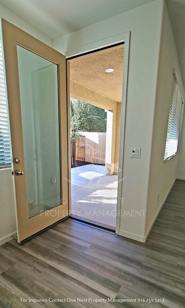 Building Photo - Move in by 12/1 $500 off 1st months rent! ...