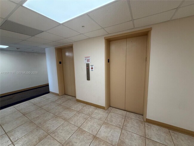 Building Photo - 400 Kings Point Dr