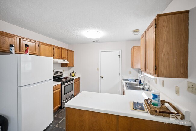 Building Photo - 620 S Oak St