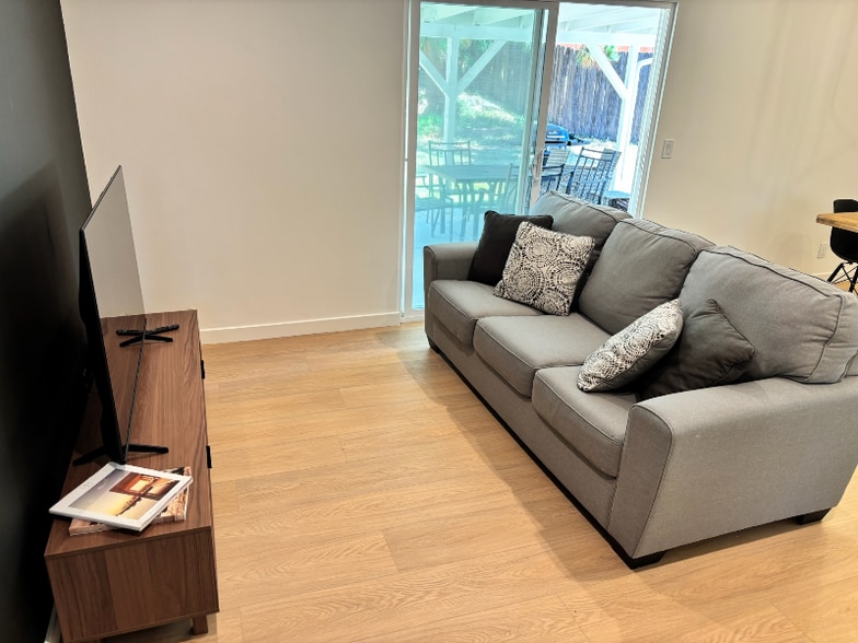 Building Photo - 1095 Calle Jazmin