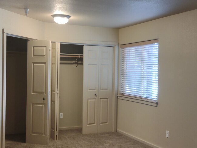 Building Photo - NW 3x2 townhome with primary bedroom on the main level