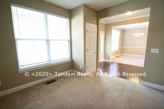 Building Photo - Franklin Home 3 bed 2.5 Baths