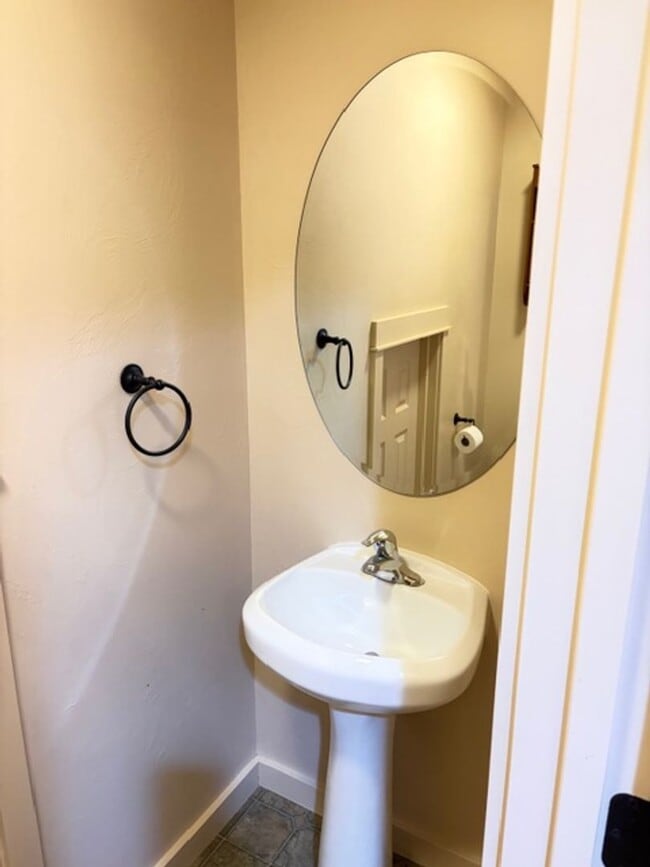 Building Photo - 3 Bedrooms 2 1/2 Bathroom Bozeman Townhouse - Great Location