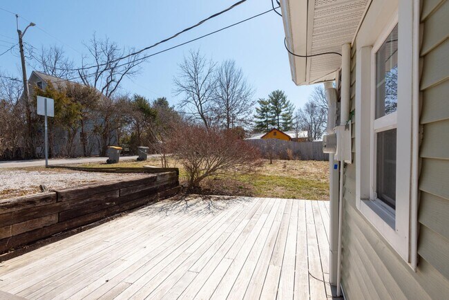 Building Photo - SHORT TERM 1/2/26-7/17/26 - Single Family 3 bedroom / 2 bath house