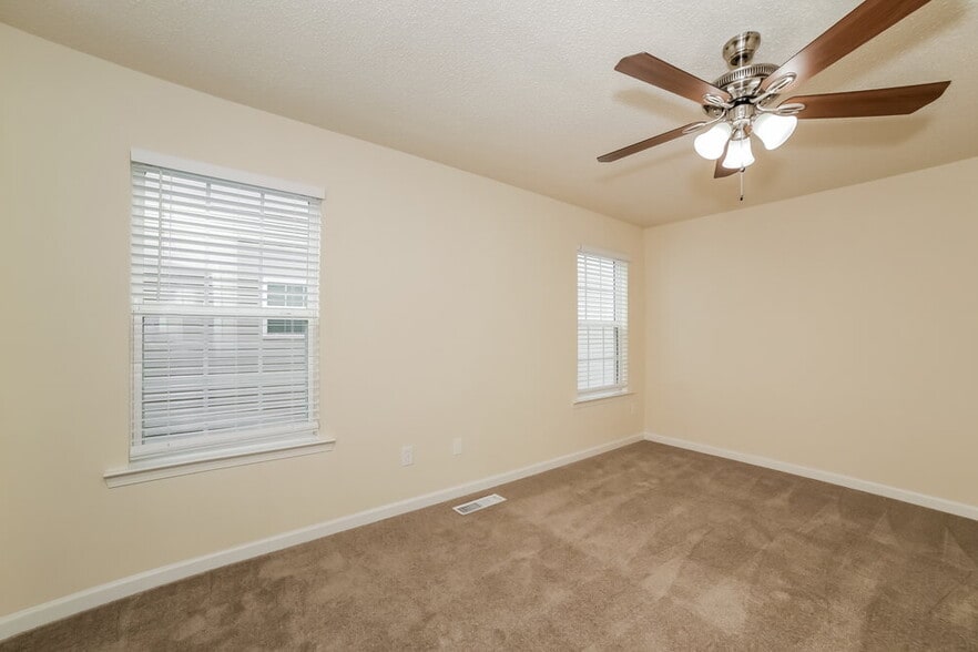 Building Photo - 67 Middlebrook Dr