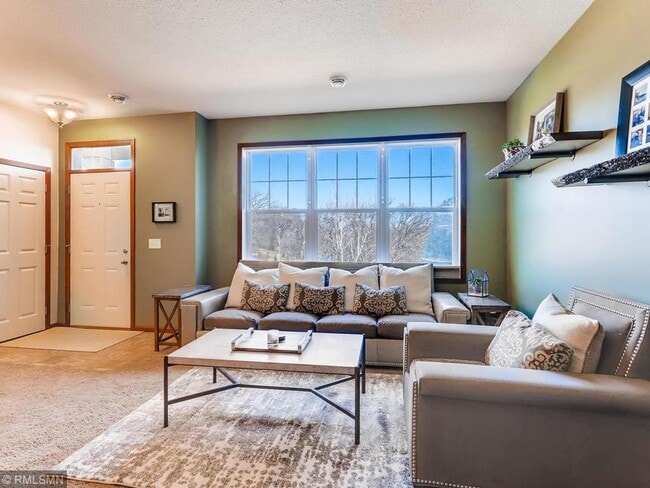 Building Photo - Beautiful 3 Bed/2.5 Bath Townhome in Woodbury- Community Pool! Available Now!