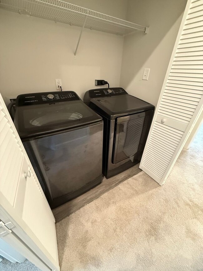 Building Photo - 3 Bedroom Townhouse - City Living with a G...
