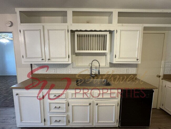 Building Photo - 4 bedroom 2 bath, great neighborhood! One block from TSU football field.