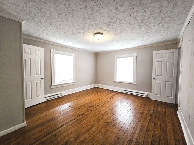 Building Photo - Three Bedroom House off of Campbell Avenue!