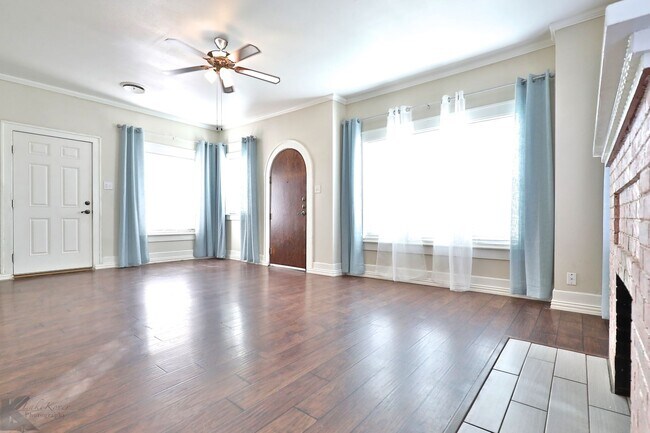 Building Photo - Cottage in the heart of Abilene!