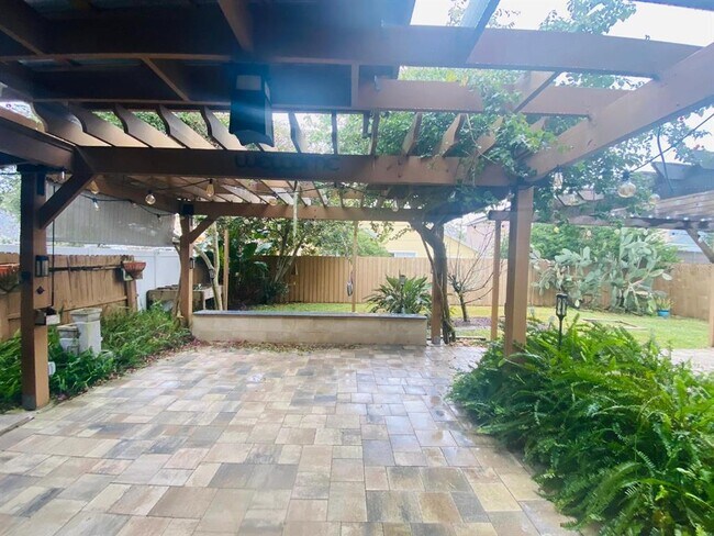 Building Photo - 3838 Regents Way