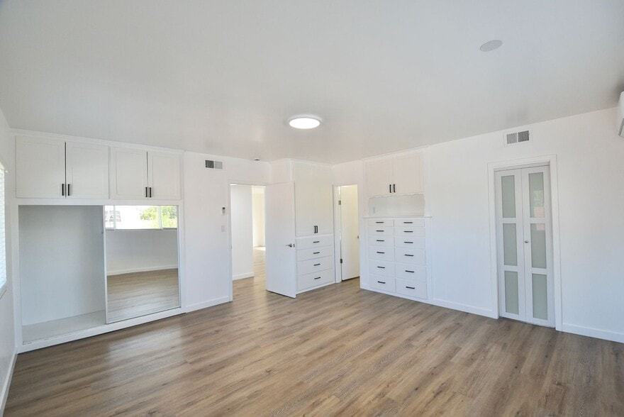Building Photo - 1212 N Hollywood Way