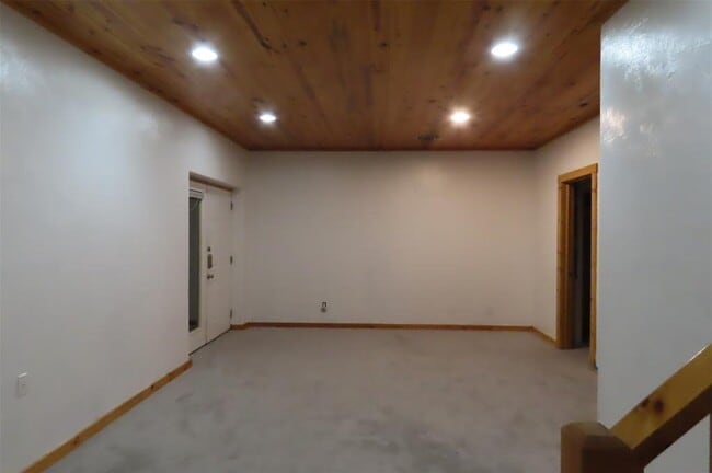 Building Photo - 18304 W Reed Park Rd