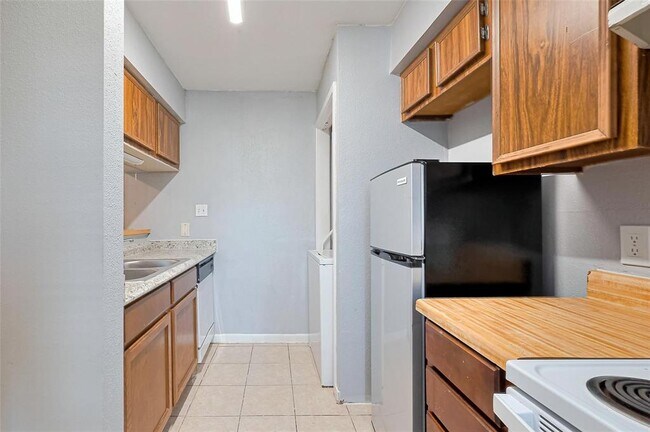 Building Photo - 9090 S Braeswood Blvd
