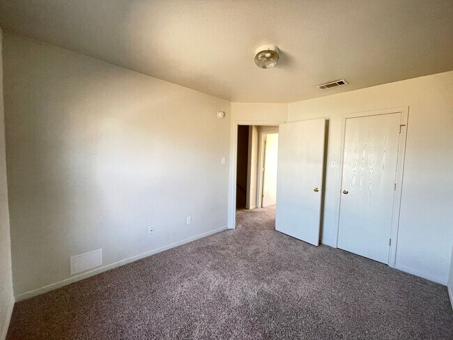 Building Photo - 400 Brittney Way