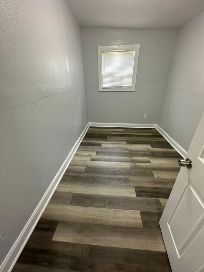 Building Photo - Fully Renovated 3/1 Single Family House Av...