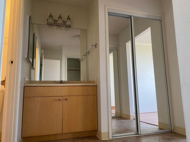 Building Photo - 55 S. Kukui St. #D904