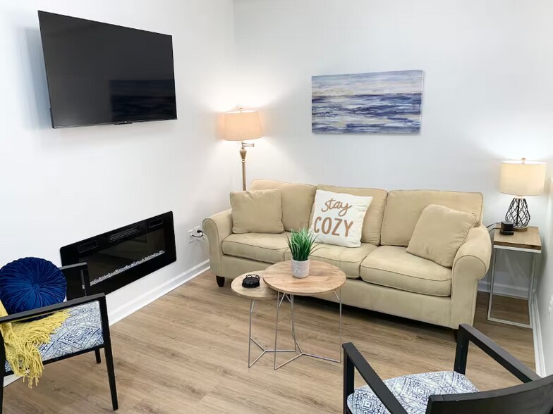 Building Photo - 1600 S Charles St