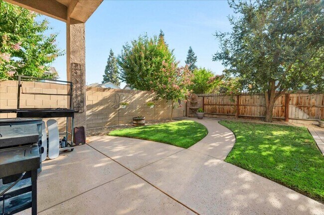 Building Photo - Beautiful North Clovis 3/2.5 Home in Gated Community