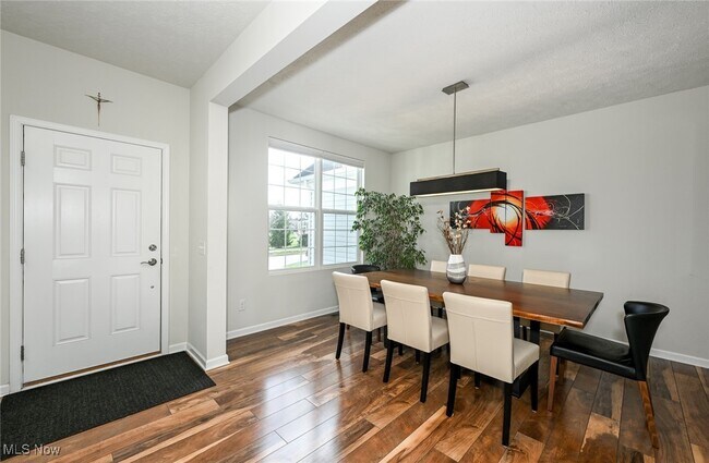 Building Photo - 4816 Lake View Dr