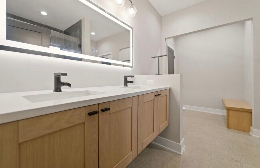 master bathroom - 331 Cherryhill St