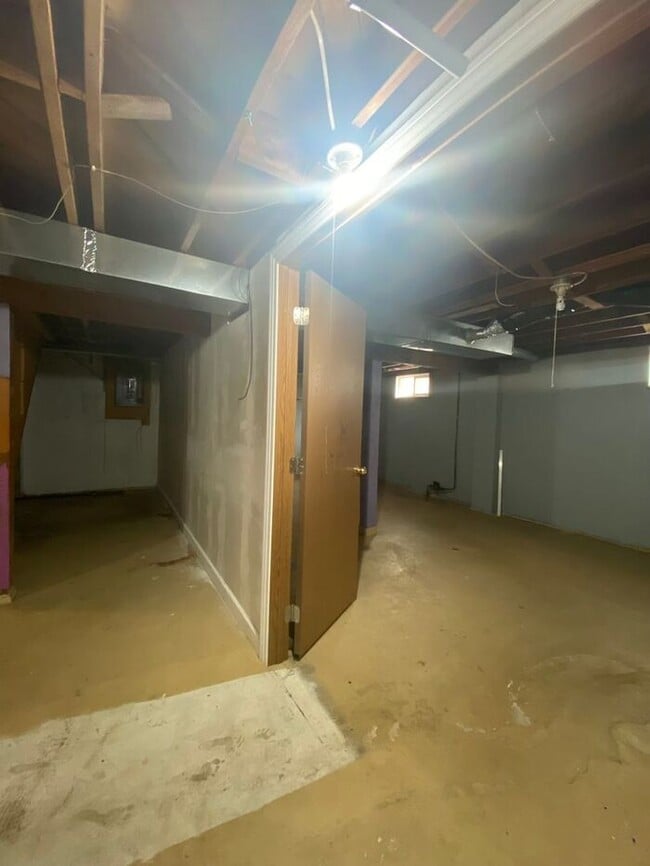 Building Photo - $1,600 | 3 Bedroom, 1 Bathroom House | No ...