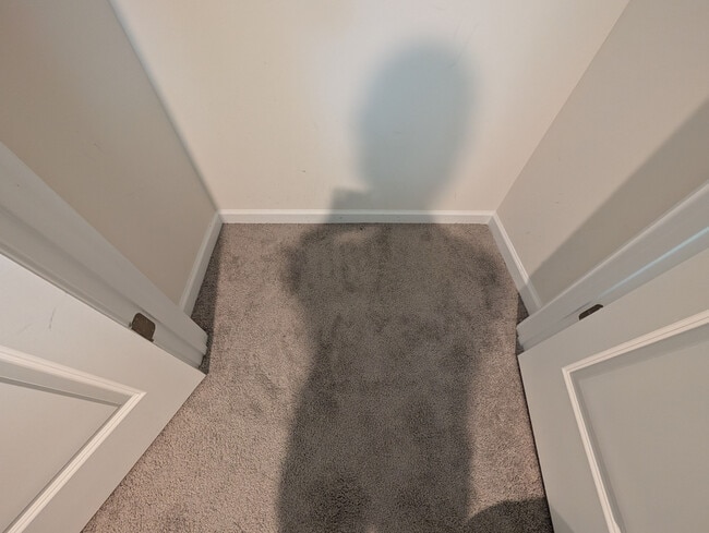 Building Photo - Room in Apartment on North Mills Rd