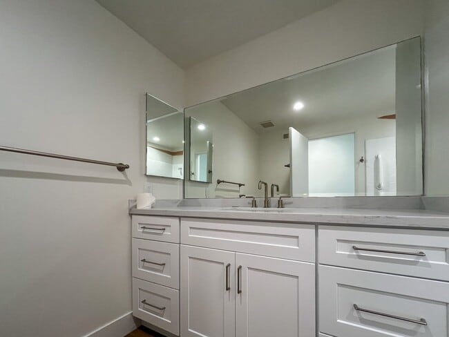 Building Photo - 5281 Tattershall Ave