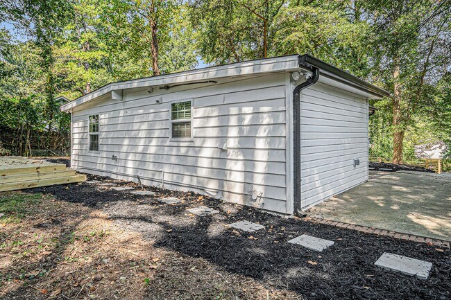 Building Photo - Fully Renovated Cottage near Downtown Smyrna!
