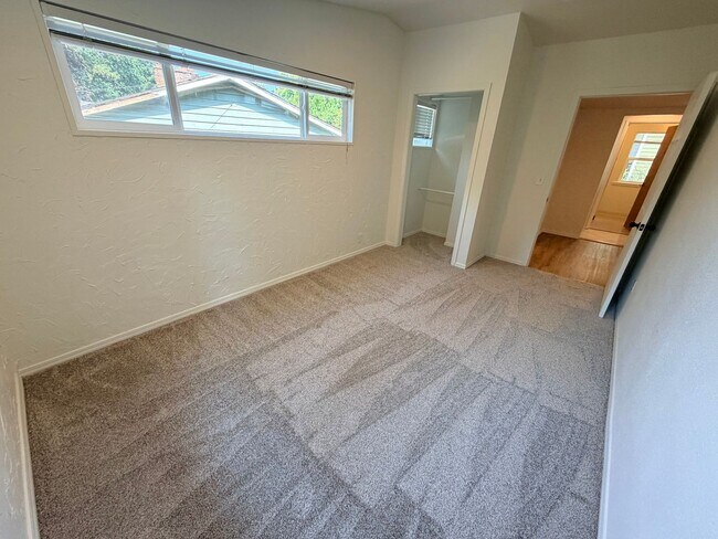 Building Photo - 9938 SW Terwilliger Blvd