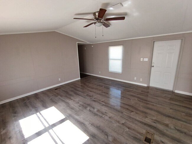 Building Photo - 3 Bedroom/2 Bathroom Home on a Large Lot