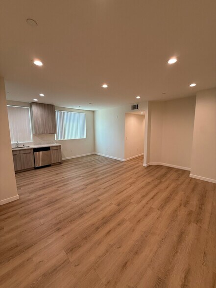 Building Photo - 8827 Van Nuys Blvd