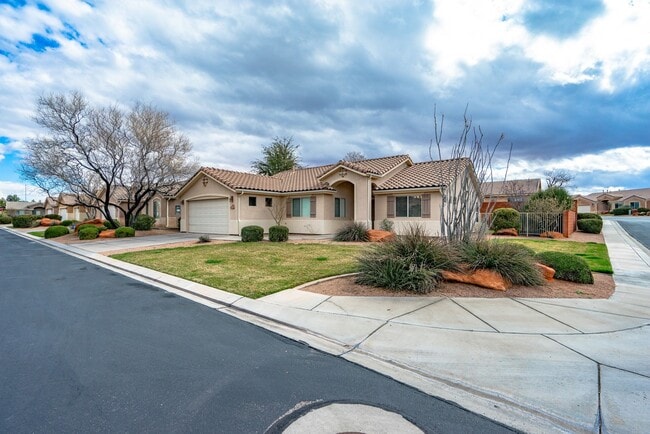 Building Photo - Dog Friendly 3 Bedroom Home In Painted Desert