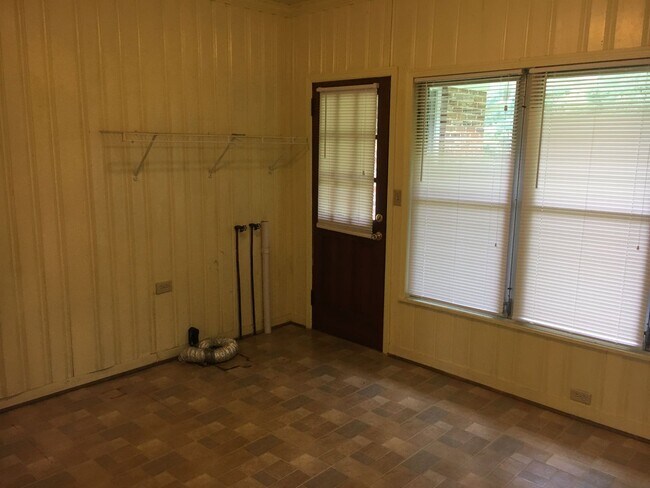 Building Photo - Pinson - Open Floor Plan with Large Living & Family Rooms 2 Bedrooms 2 Bath over 2500 sqft