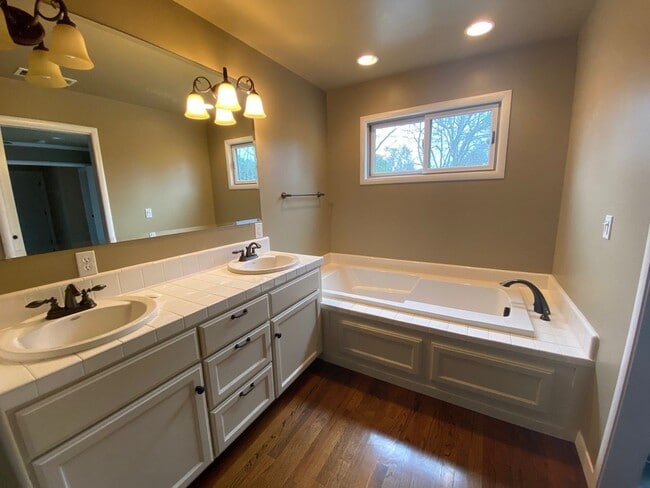 Building Photo - 4 Bedroom 3 Bathroom Land Park Home