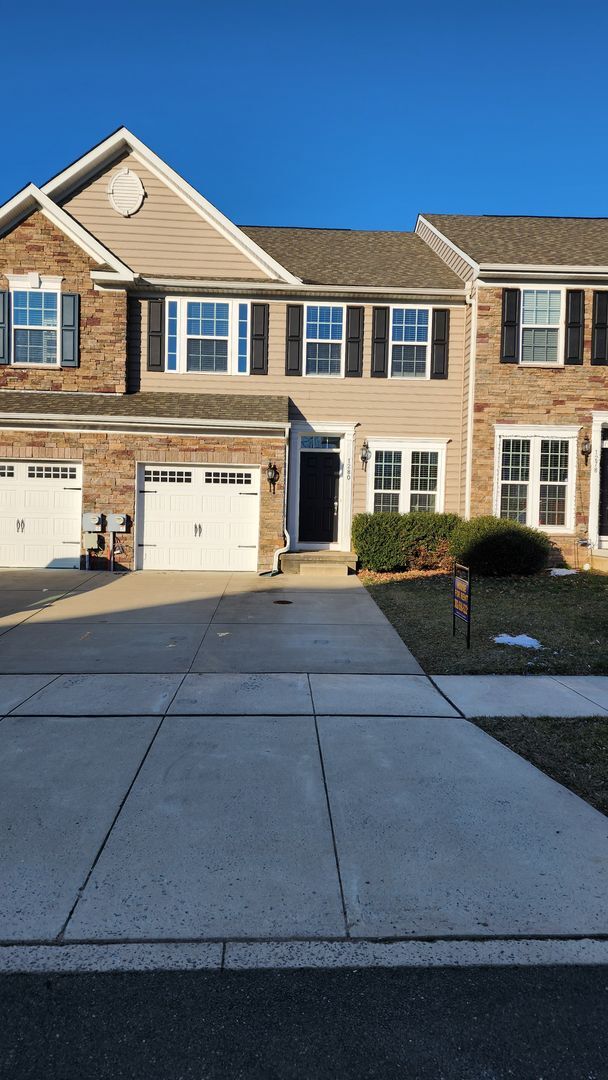 Building Photo - Spacious, Large, Luxury 3 Bedroom Townhous...