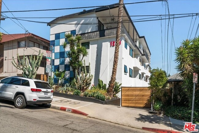 Building Photo - 1210 Larrabee St