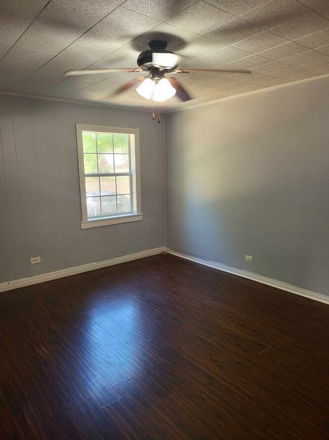 Building Photo - 943 S Micheaux St