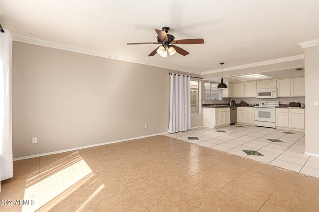 Building Photo - 3223 E Poinsettia Dr